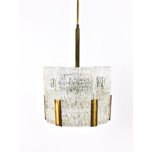 1960s Austrian Tambour Drum Chandelier in Brass and Textured Ice Glass by J. T. Kalmar for Kalmar, 1960s For Sale - Image 5 of 18