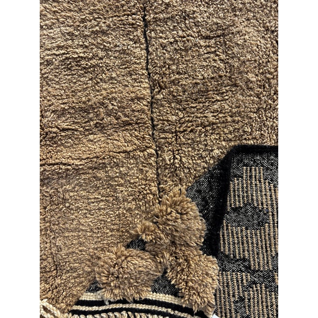 2020s Luxury Moroccan Beni Ouarain Rug – Handmade Atlas Wool Berber Carpet – Modern Geometric Design For Sale - Image 5 of 8