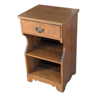 Mid 20th Century Ethan Allen Baumritter Heirloom Nutmeg Maple Colonial Early American Nightstand For Sale