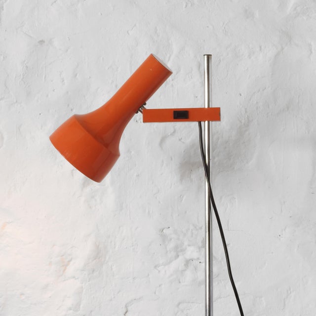 Chrome-plated steel tubular shaft, orange lacquered metal spotlight: rotating, adjustable, and height-adjustable (slides...