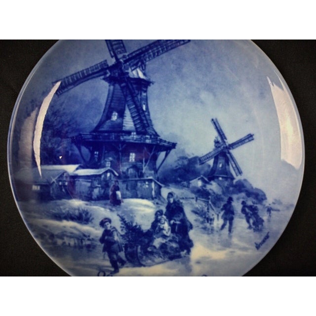 Ceramic Vintage Wall-Mounted Porcelain Decorative Plate – "Christmas Eve" For Sale - Image 7 of 8