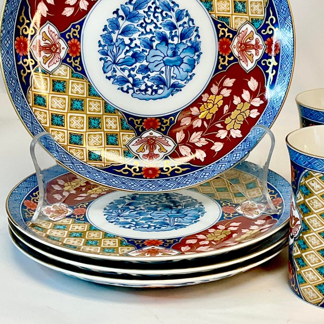 1950s Vintage Chinoiserie Japanese Imari Luncheon Plates and Mugs - Set of 8. For Sale - Image 6 of 13