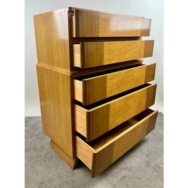 Mid-Century Modern R-Way Birdseye Maple Highboy Chest of 5 Drawers For Sale In New York - Image 6 of 18