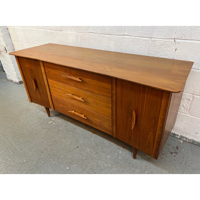Mid 20th Century Mid-Century Sculpted Walnut Credenza by Young Manufacturing, Attributed For Sale - Image 5 of 17