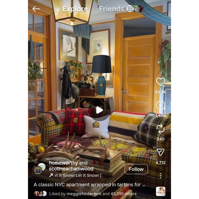 American Vintage Royal Lapel Badge Green Ceramic Table Lamp by Drexel Heritage For Sale - Image 3 of 14