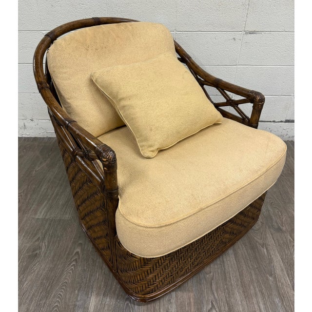 This is a gorgeous Lexington Tommy Bahama Diamond Cove swivel chair from their Bali Hai collection. 1685-11SW. Features...
