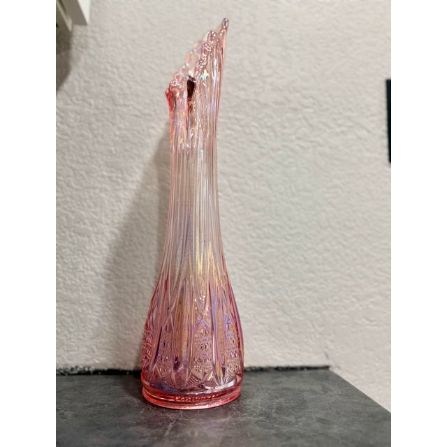 1960s l.e. Smith Pink Iridescent Carnival Glass Swung Vase, "Diamond Butt" Pattern. Approx 17.5” Tall For Sale - Image 11 of 12