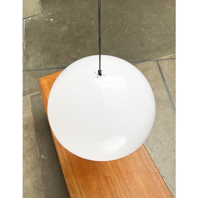 Imposing pendant lamp from the Italian manufacturer Oluce according to a draft from Vico Magistretti from the 1970s. Here...