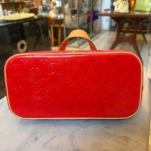 A 2001 Louis Vuitton Red Vernis Patent Leather Houston Tote Bag For Sale - Image 13 of 14