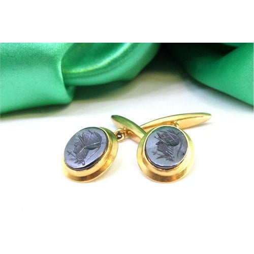 Gold cufflinks with Indian figures in low relief in the center. Metal: Gold. Origin: Portuguese. Brand: Dragão. Weight:...