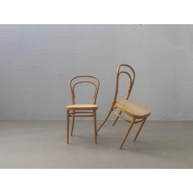An elegant set of four original vintage bentwood chairs by thonet. These chairs combine thonet's time-honored bentwood...