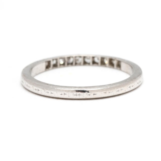 Modern Thin .10ctw Diamond Platinum Band Ring, Ring Size 5.5, Platinum For Sale - Image 3 of 6