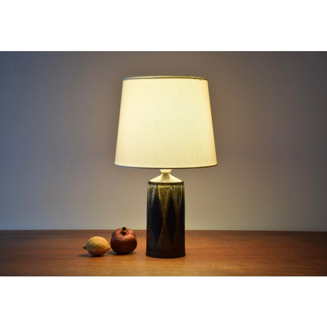 Mid-century ceramic table lamp by Danish painter and ceramist Kai Klinge (1925-2000). Made circa 1950s to 1960s. The lamp...
