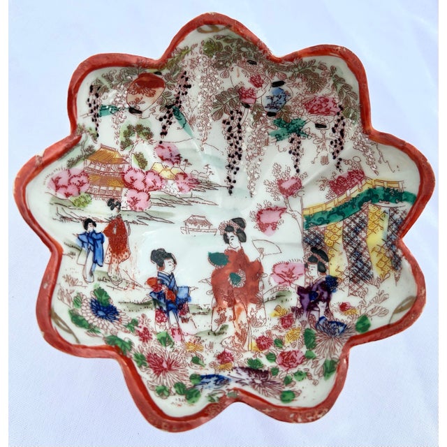 1920’s Antique Japanese Chinoiserie Hand Painted Traditional Geisha Girl & Pagoda Plates & Small Bowls - A 26 Piece Set For Sale - Image 4 of 12