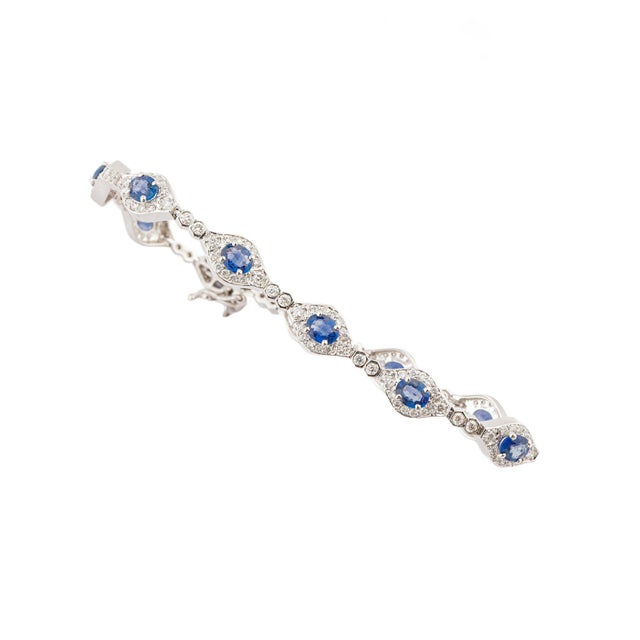 Contemporary Natural blue sapphire 4.71cts & diamond 1.73cts bracelet in 18k gold For Sale - Image 3 of 18
