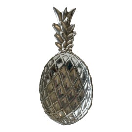 Example of Expressionism Serving Dishes and Pieces