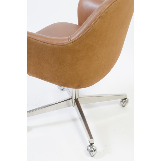 Knoll Desk Chair in Contrasting Saddle Leather/Suede, Vintage Swivel Base For Sale In New York - Image 6 of 8