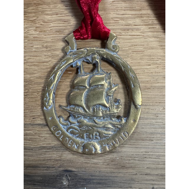 This vintage English horse brass ornament is a timeless example of traditional craftsmanship. The beautifully cast brass...