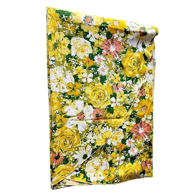 Mid-Century Modern Vintage 1970's Oval Floral Print Cotton Tablecloth For Sale - Image 3 of 10