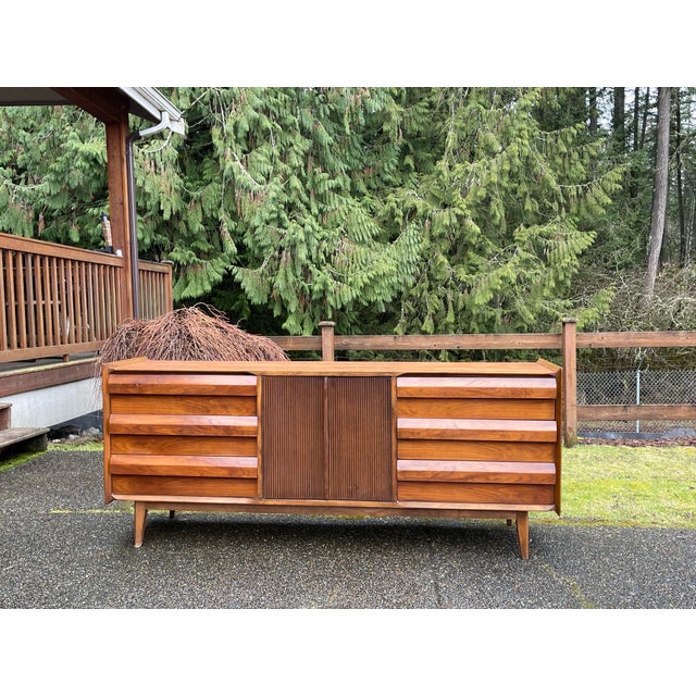 Lane Furniture Mid-Century Modern “First Edition” 9-Drawer Dresser by Lane, C.1960s For Sale - Image 4 of 9