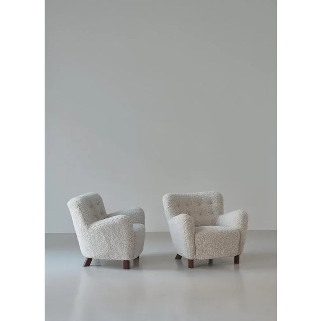 Wonderful pair of fritz hansen model fh-1669 lounge chairs from the original licensed production in the 1940s. The chairs...