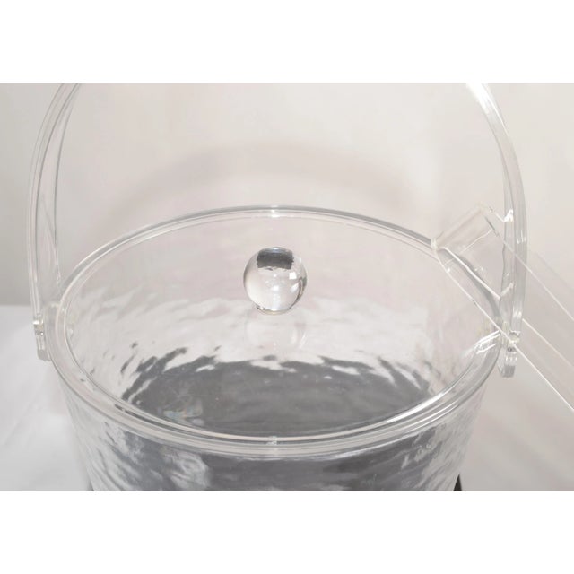 1980s Vintage Grainware Transparent Lucite Clear Acrylic Ice Bucket Lid Tongs For Sale - Image 11 of 12