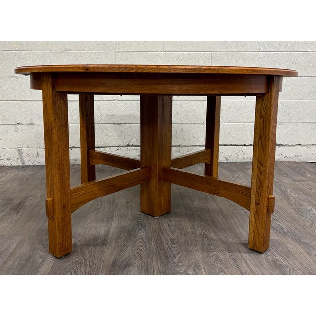 This is a vintage solid oak Richardson Brothers Company round dining table with a classic Arts & Crafts / Mission-inspired...
