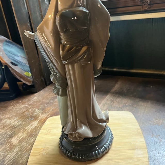 Japanese Nao by Lladrò "Japanese Mother and Daughter" Figurine (Model #0279) For Sale - Image 3 of 11