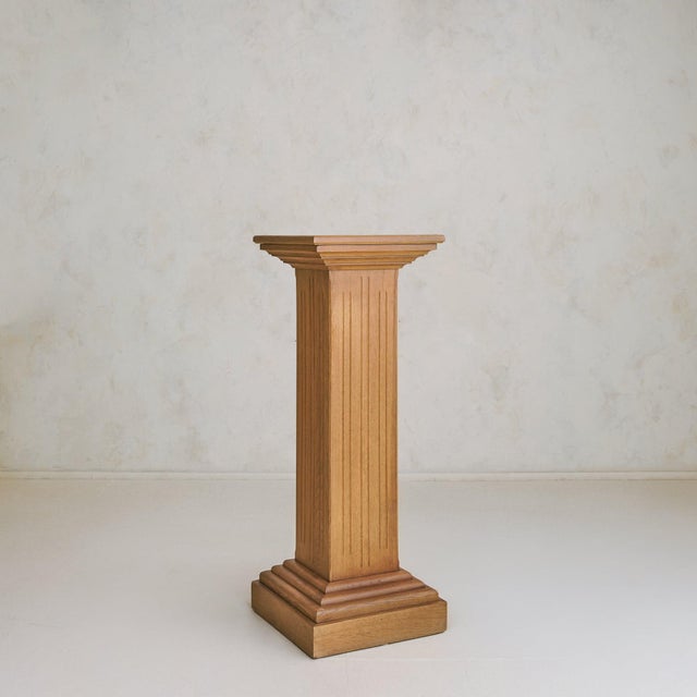 A French oak pedestal from the 1940s, crafted in solid oak and composed with classical proportions and restrained...
