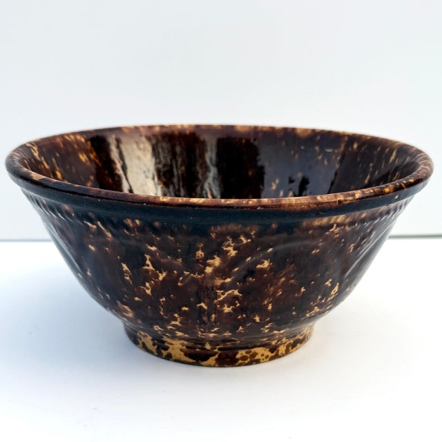 This exquisite vintage American spongeware mixing bowl showcases the timeless beauty of folk art. The iconic brown and...