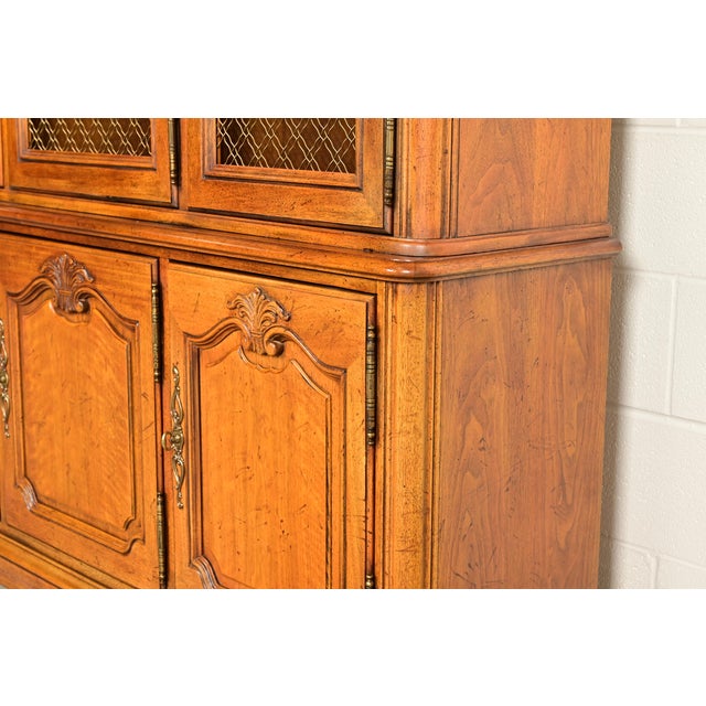 Henredon French Provincial Louis XV Carved Walnut Lighted Breakfront Bookcase Cabinet, Circa 1970s For Sale - Image 12 of 17