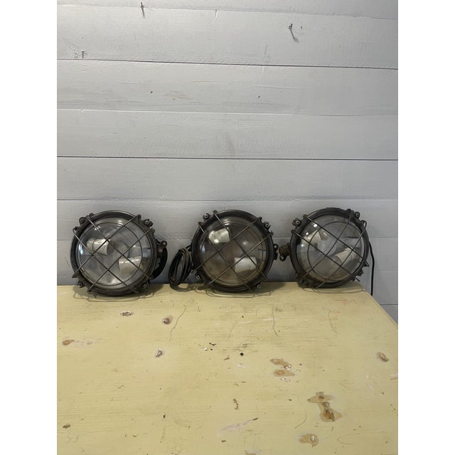 B- 350 vintage industrial round wall-ceiling lamp made of cast- iron +- 1930-1950 3 identical round wall-ceiling lamps...