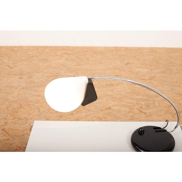 Metal Dogale Table Lamp in Black Metal and Chrome-Plated Metal with Opal Glass Shade by Bruno Gecchelin for Oluce, 1977 For Sale - Image 7 of 12