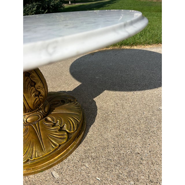 Wood 1960s Conmar Italian Hollywood Regency Coffee Table With Carrara Marble Top | Hand-Carved Giltwood Acanthus Pedestal | Made in Italy For Sale - Image 7 of 15