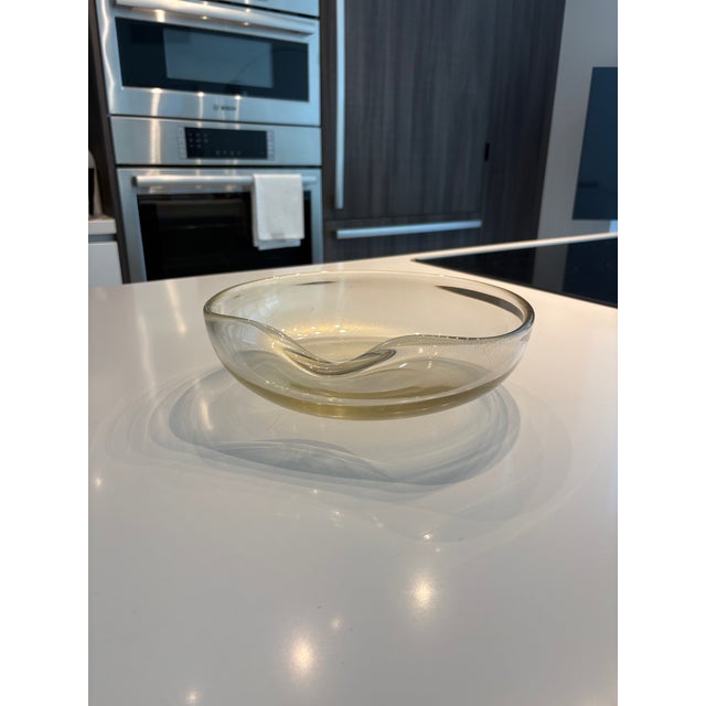 Modern Elsa Peretti® 11” Thumbprint Dish for Tiffany & Co. | Mouth-Blown Venetian Glass | 24k Gold Leaf Finish | Made in Italy For Sale - Image 3 of 7