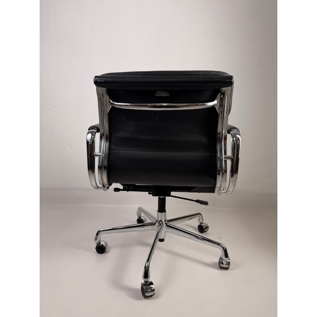 Original office chair from the iconic Soft Pad series, designed by Charles & Ray Eames for Vitra. One of the most...