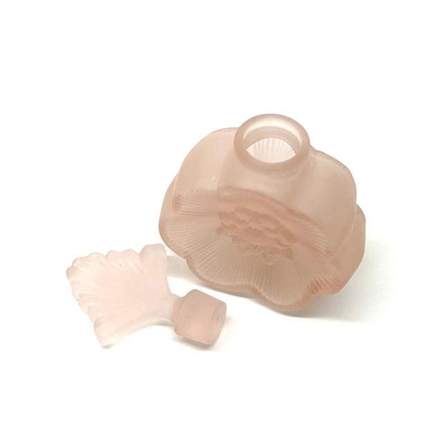 Mixed Pastel Frosted Glass Perfume Bottle Curation - Group of 3 A beautiful group of matte pastel lidded perfume bottles...