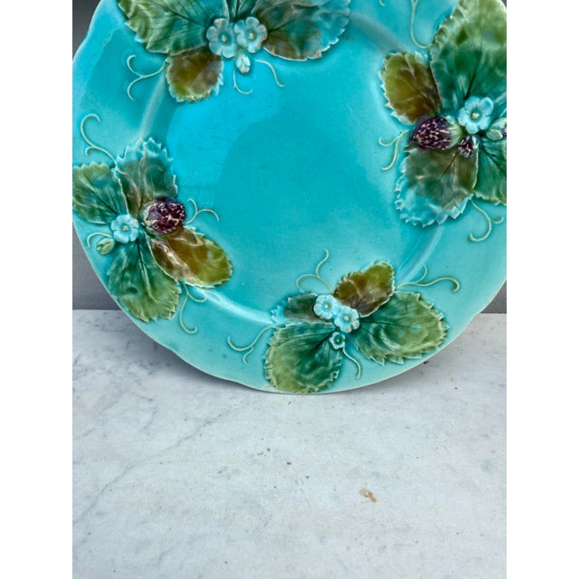 French Country French Majolica Strawberries Plate Luneville, Circa 1880 For Sale - Image 3 of 5