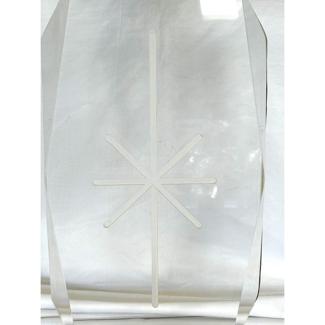 Mid-Century Modern Vintage Lucite Gem Edge Faceted Table Lamp With Starburst Etching For Sale - Image 3 of 16