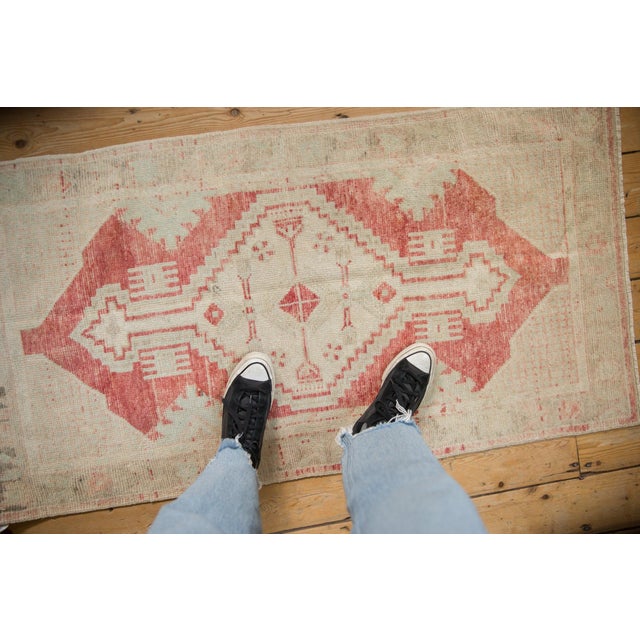 :: Center medallion in stepped contour with interior outwardly directed floral blossom details and pinwheel flower top...