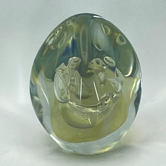 Glass 1990s Robert Eickholt Egg Paperweight 3-Sided Opalescent Glows 4.5” Vintage Signed For Sale - Image 7 of 18