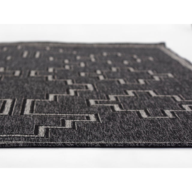 Contemporary Momeni Contemporary Indoor/Outdoor Hampton Fog Rug in Black, 5'3" x 7' For Sale - Image 3 of 10