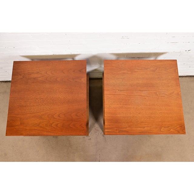 Heritage Henredon Mid-Century Modern Sculpted Walnut Nightstands, Pair For Sale - Image 13 of 16