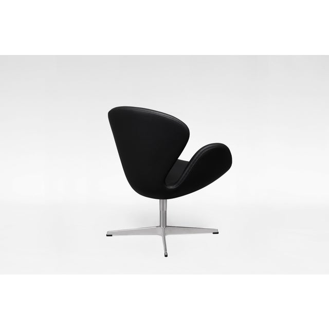 Fritz Hansen Vintage Swivel Swan Chair in Black Leather by Arne Jacobsen for Fritz Hansen, 1950s For Sale - Image 4 of 7