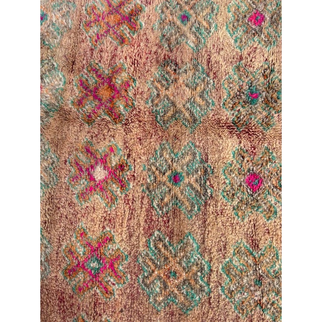 Moroccan Artist 1980s Boho Chic Moroccan Berber Wool Rug For Sale - Image 4 of 8