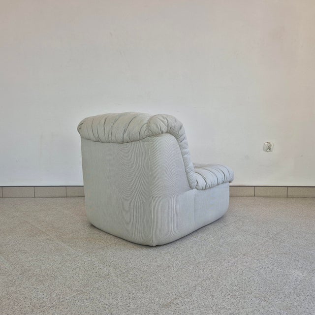 Vintage Italian Lounge Chair in Off-White Upholstery, 1970s, in Very Good conditions. Designed 1970 to 1979