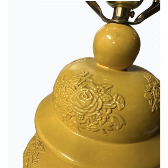 Late 19th Century Chinoiserie Embossed Yellow Ginger Jar Lamp on Wood Base For Sale In Phoenix - Image 6 of 7