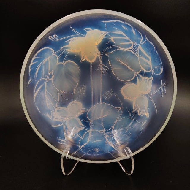 1930s Art Deco Opalescent Glass Bowl with Hazelnut Motif by Marcel Guillard for Etling, France, 1930s For Sale - Image 5 of 5