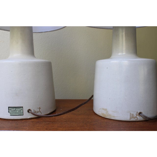 Pair of Vintage Jane and Gordon Martz Table Lamps Off-White or Light Gray MCM Pottery--Set of 2 For Sale In Tampa - Image 6 of 6