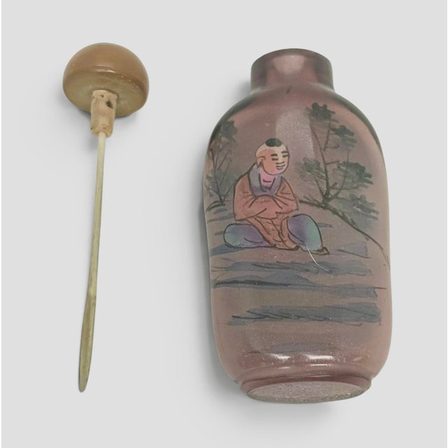 Early 20th‑Century Chinese Inside‑Painted Purple Glass Snuff Bottle — Two Miniature Figures, Agate Stopper For Sale - Image 10 of 12